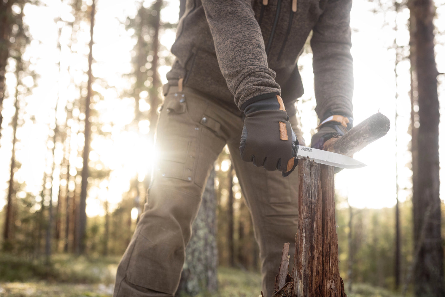 guide för att batonera säkert - klyva ved med kniv